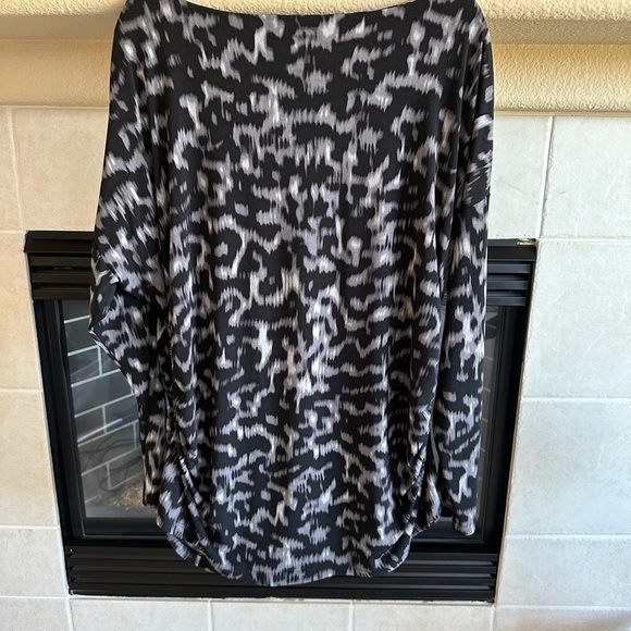 Vince Camuto Gray Tunic top with sleeves and ruching on both sides- 3X - Picture 2 of 3